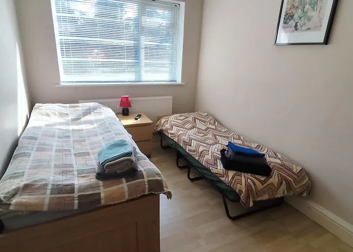 2 Bed Flat Near Station With Parking&Comgarden