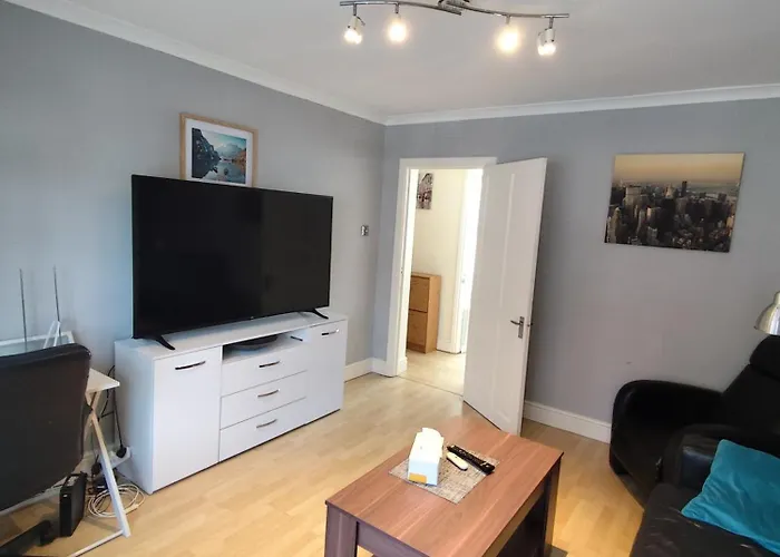 2 Bed Flat Near Station With Parking&Comgarden