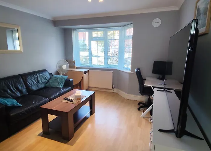 2 Bed Flat Near Station With Parking&Comgarden