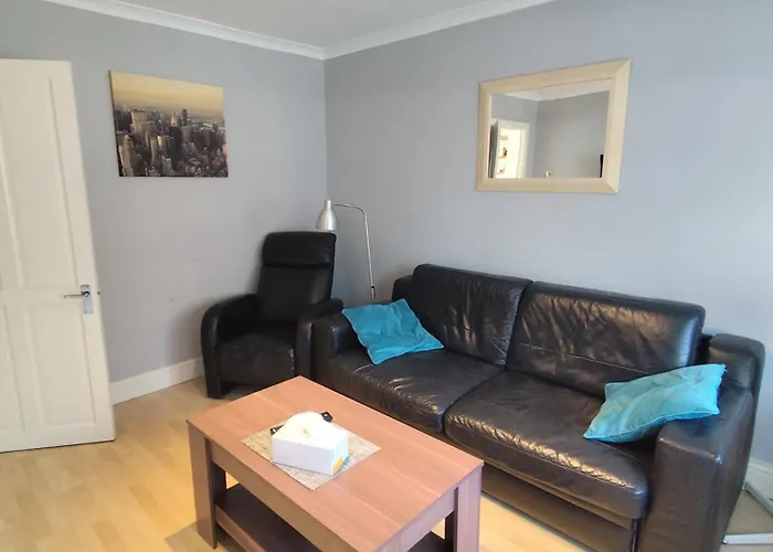 2 Bed Flat Near Station With Parking&Comgarden