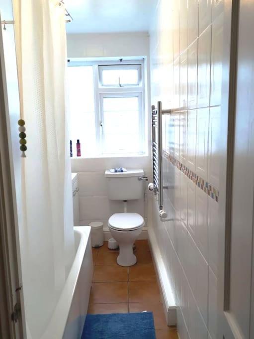 2 Bed Flat Near Station With Parking&comgarden *