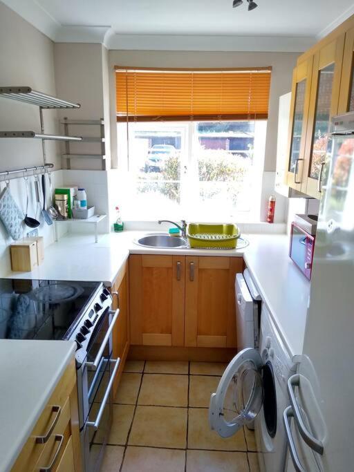 Apartment 2 Bed Flat Near Station With Parking&comgarden