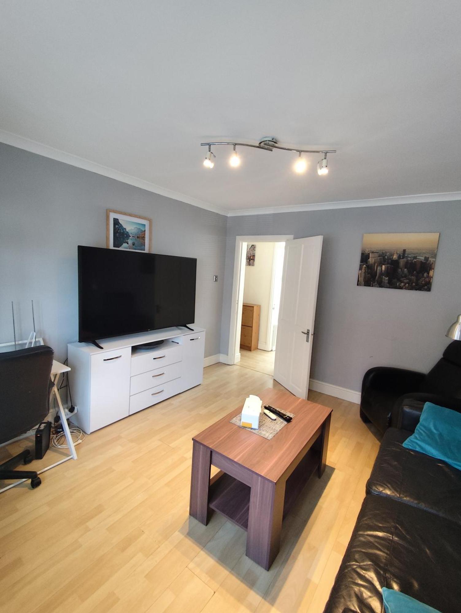 Apartment 2 Bed Flat Near Station With Parking&comgarden *